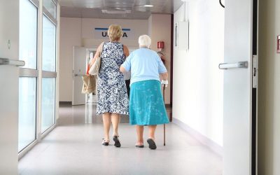 ¿Por qué es importante el cuidado de calidad en los adultos mayores?